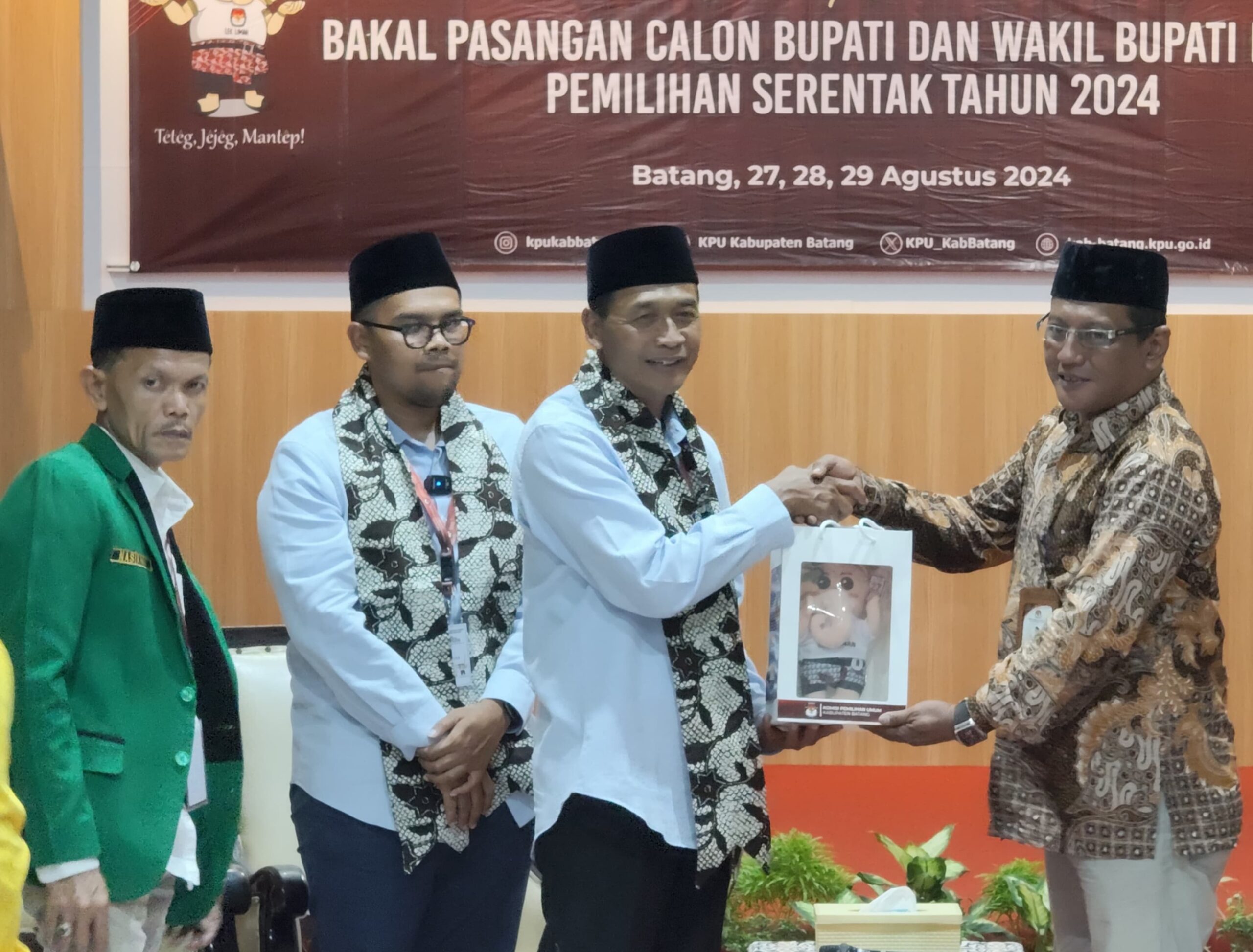 Duet Beda Generasi Faiz-Suyono Mendaftar ke KPU Batang