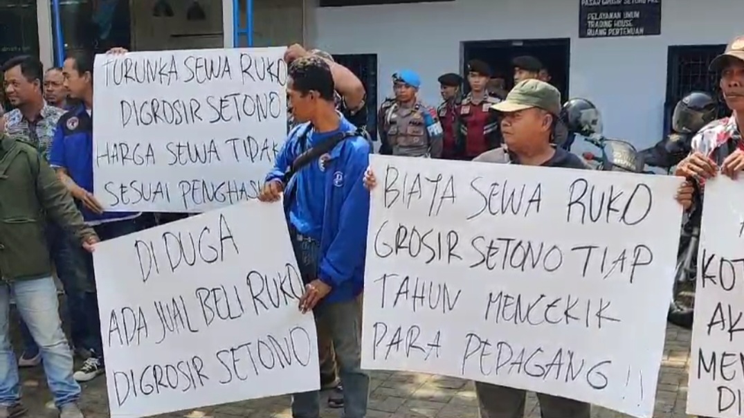 Puluhan Massa dan Ormas Berunjuk Rasa di Depan Kantor Koperasi Pengusaha Batik Setono Kota Pekalongan