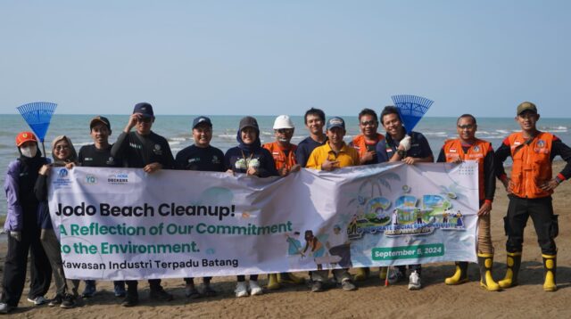 PT KITB dengan Yih Quan Footwear Indonesia dan Decker HOKA Bersihkan Sampah Pantai Jodo