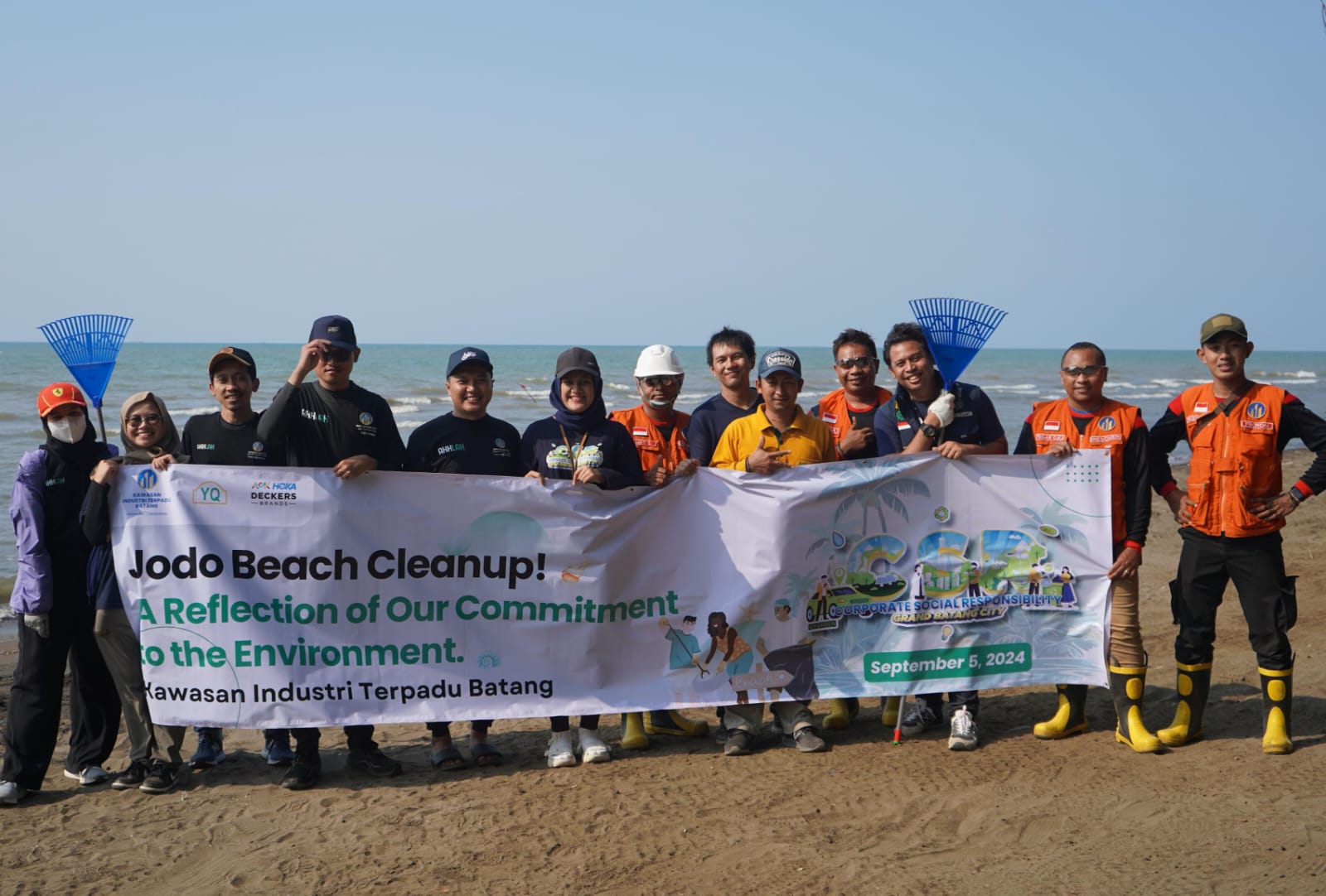 PT KITB dengan Yih Quan Footwear Indonesia dan Decker HOKA Bersihkan Sampah Pantai Jodo