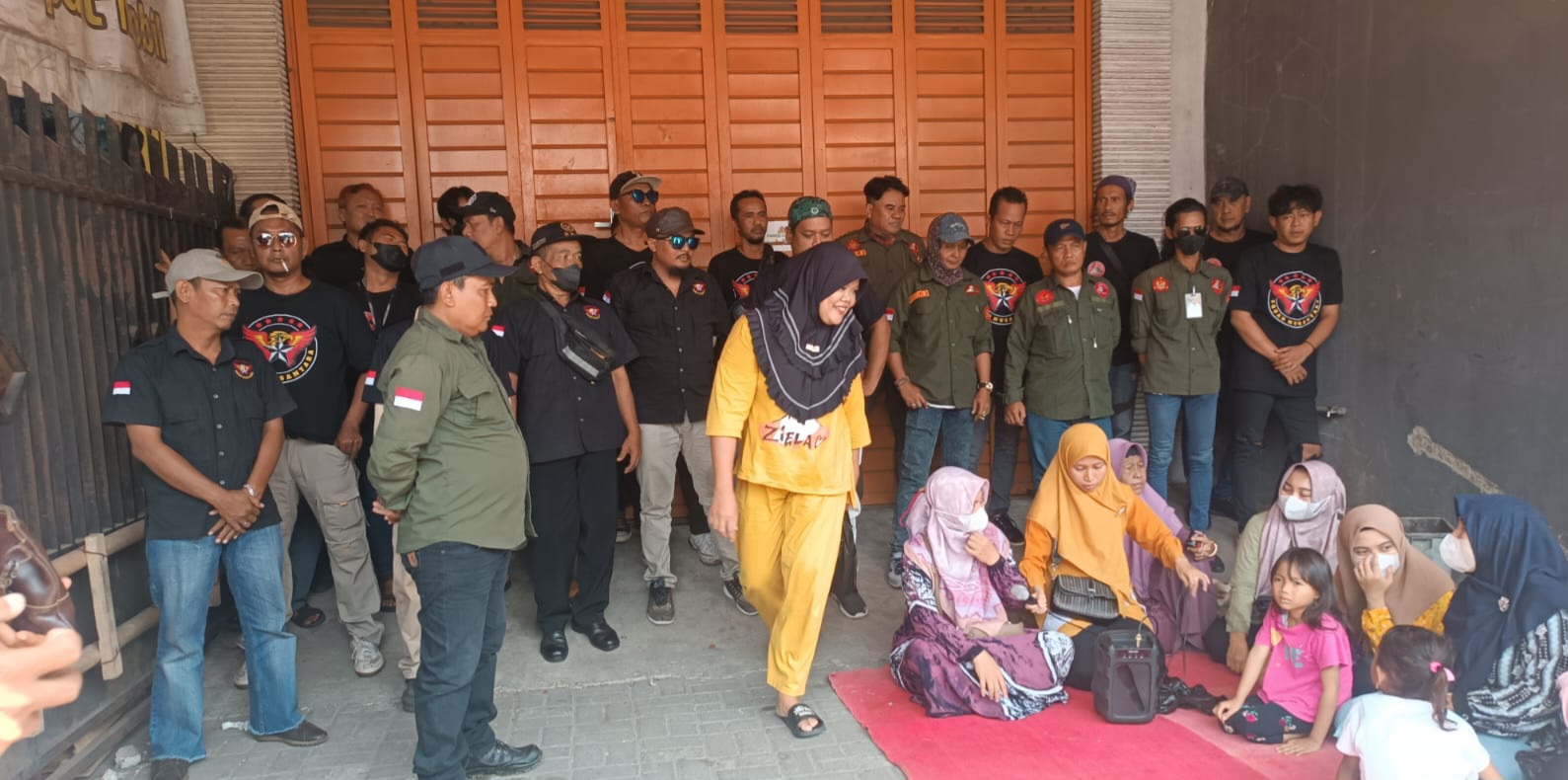 Diduga Ormas dan LSM Sengaja didatangkan Oleh Pihak BMT Mitra Umat Untuk Menjadi Beking Guna Berjaga Saat Aksi Doa Bersama Berlangsung.