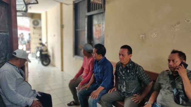 Belasan Warga Datangi Kantor Polisi Mengadukan Kades Wuled Pekalongan Salahgunakan Wewenang