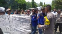 Warga Geruduk Kantor Sekretariat Daerah Kabupaten Pekalongan Untuk Menurunkan Kepala Desa Wuled 