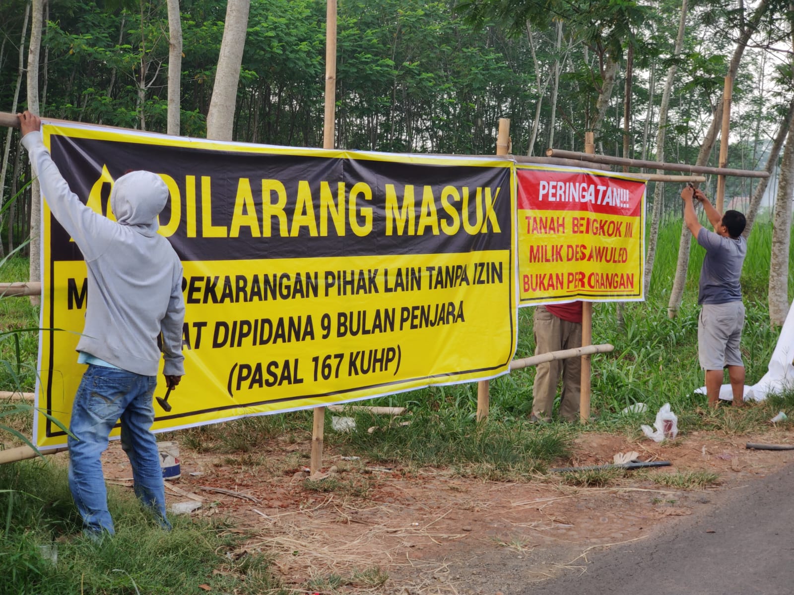 Buntut Perseteruan dengan Kades, Puluhan Pemuda Setempat Nekat Menutup Lokasi Tanah Bengkok Dengan Pagar Bambu