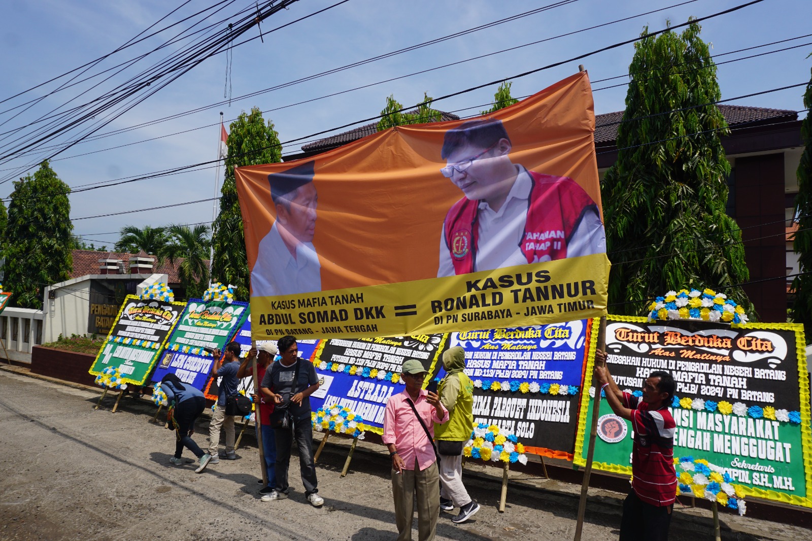 Kasus Dugaan Mafia Tanah Divonis Bebas, Ribuan Aliansi Masyarakat Jateng Gelar Demo di Pengadilan Negeri Batang