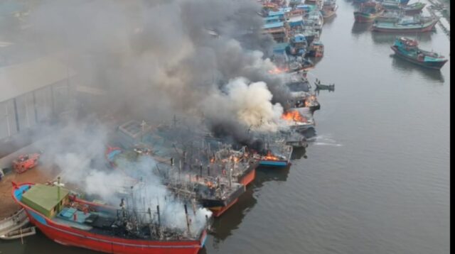 13 Kapal Bersandar di Dermaga Tambat Labuh Kelurahan Panjang Wetan  Kota Pekalongan Terbakar