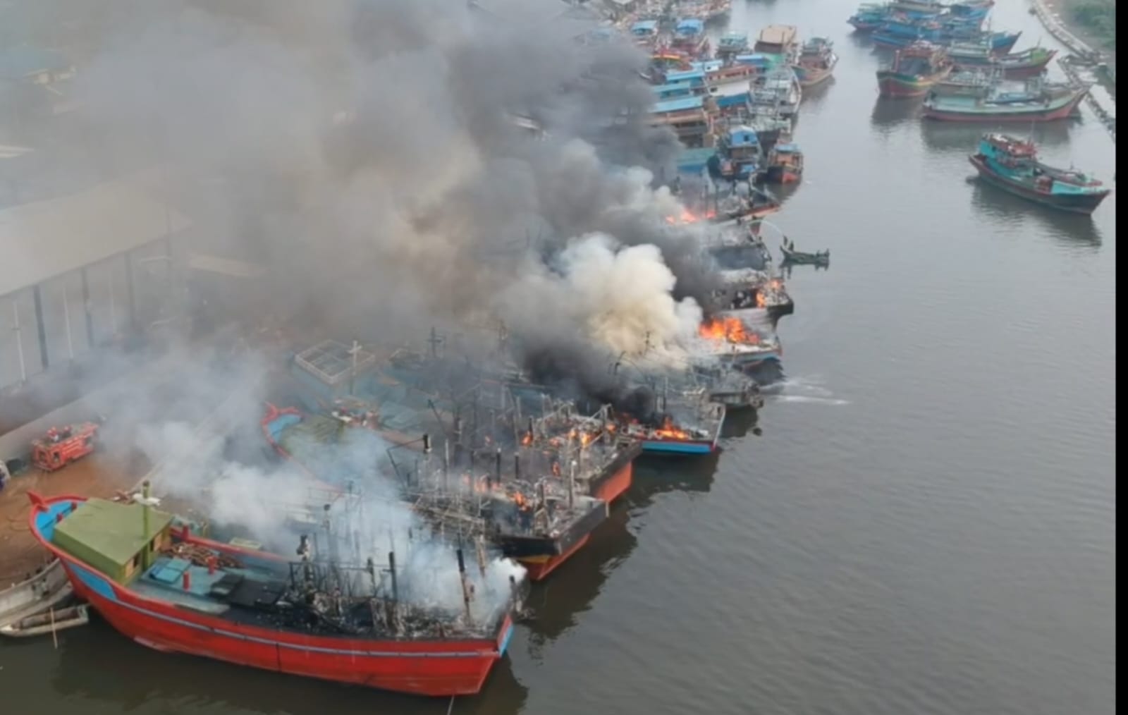 13 Kapal Bersandar di Dermaga Tambat Labuh Kelurahan Panjang Wetan  Kota Pekalongan Terbakar