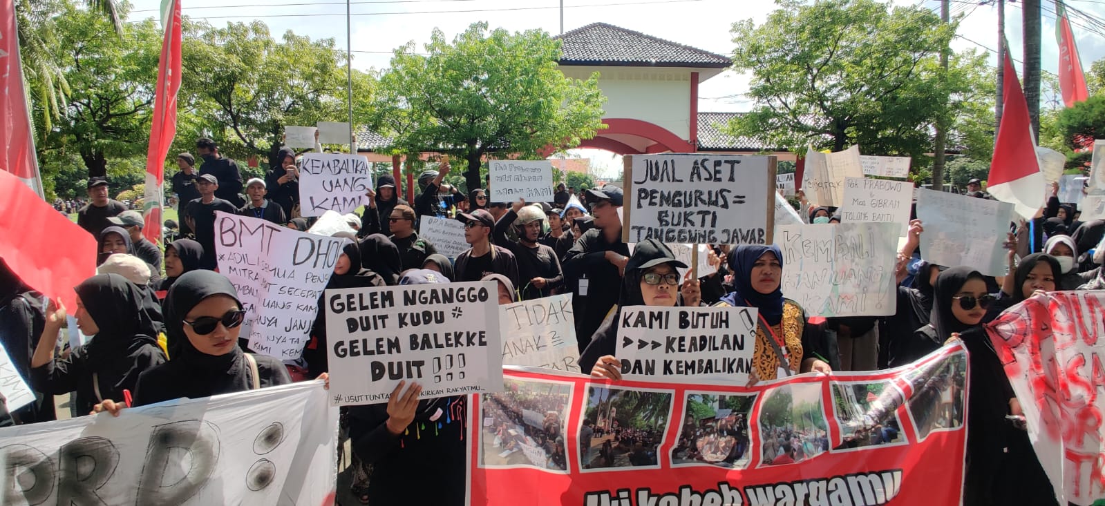 Ribuan Nasabah Korban BMT Mitra Umat Demo di Depan Kantor DPRD Kota Pekalongan 