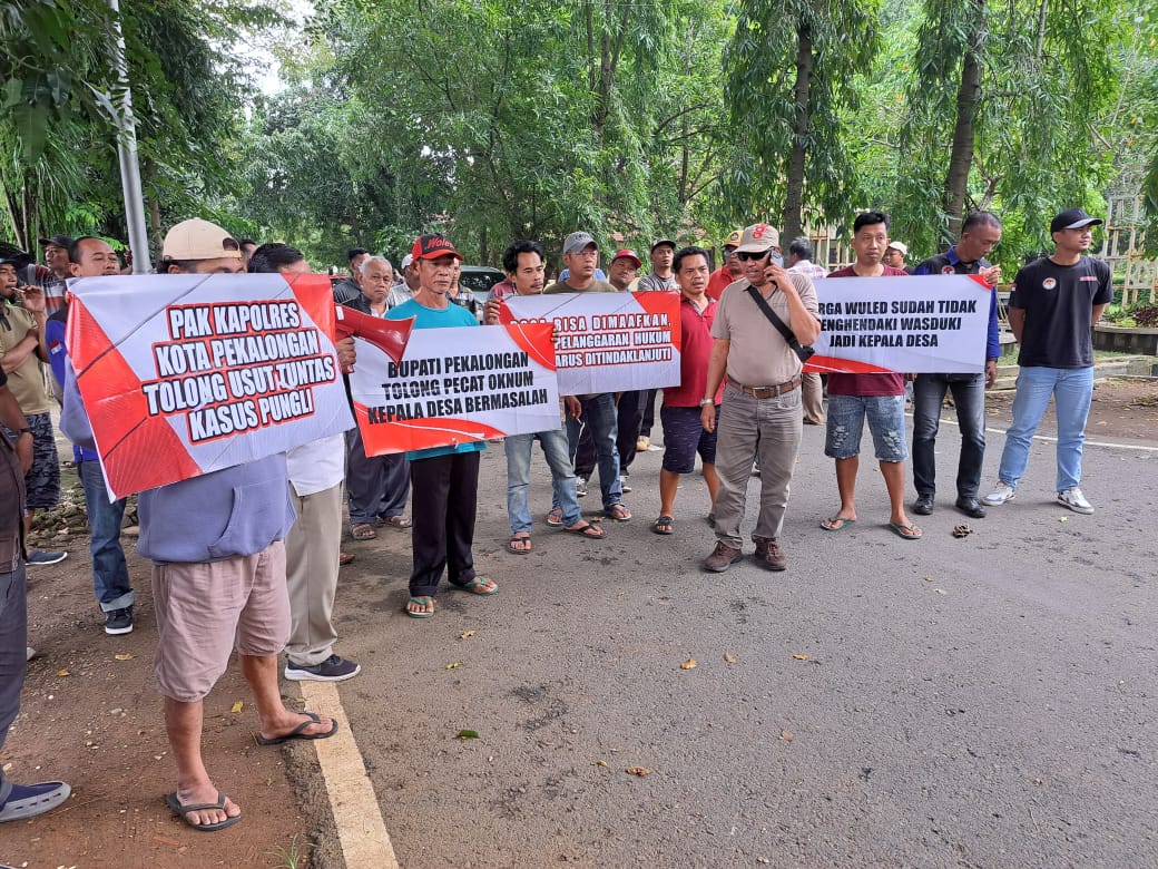 Puluhan Warga Desa Wuled di Dampangi LSM Robin Hood 23 Gruduk Kantor Inspektorat Kab.Pekalongan. Kajen