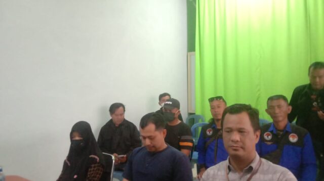 Puluhan Warga di Dampangi LSM RobinHood 23 Geruduk Kantor BRI Batang, Kepala Cabang Janji Selesaikan Masalah dalam 2 Minggu
