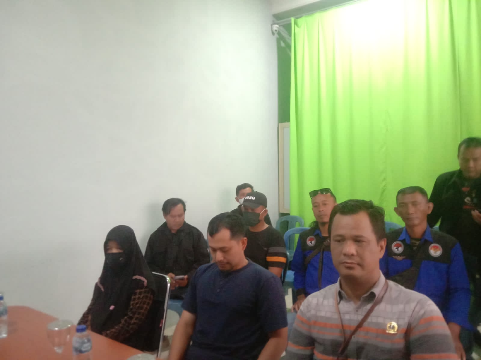 Puluhan Warga di Dampangi LSM RobinHood 23 Geruduk Kantor BRI Batang, Kepala Cabang Janji Selesaikan Masalah dalam 2 Minggu