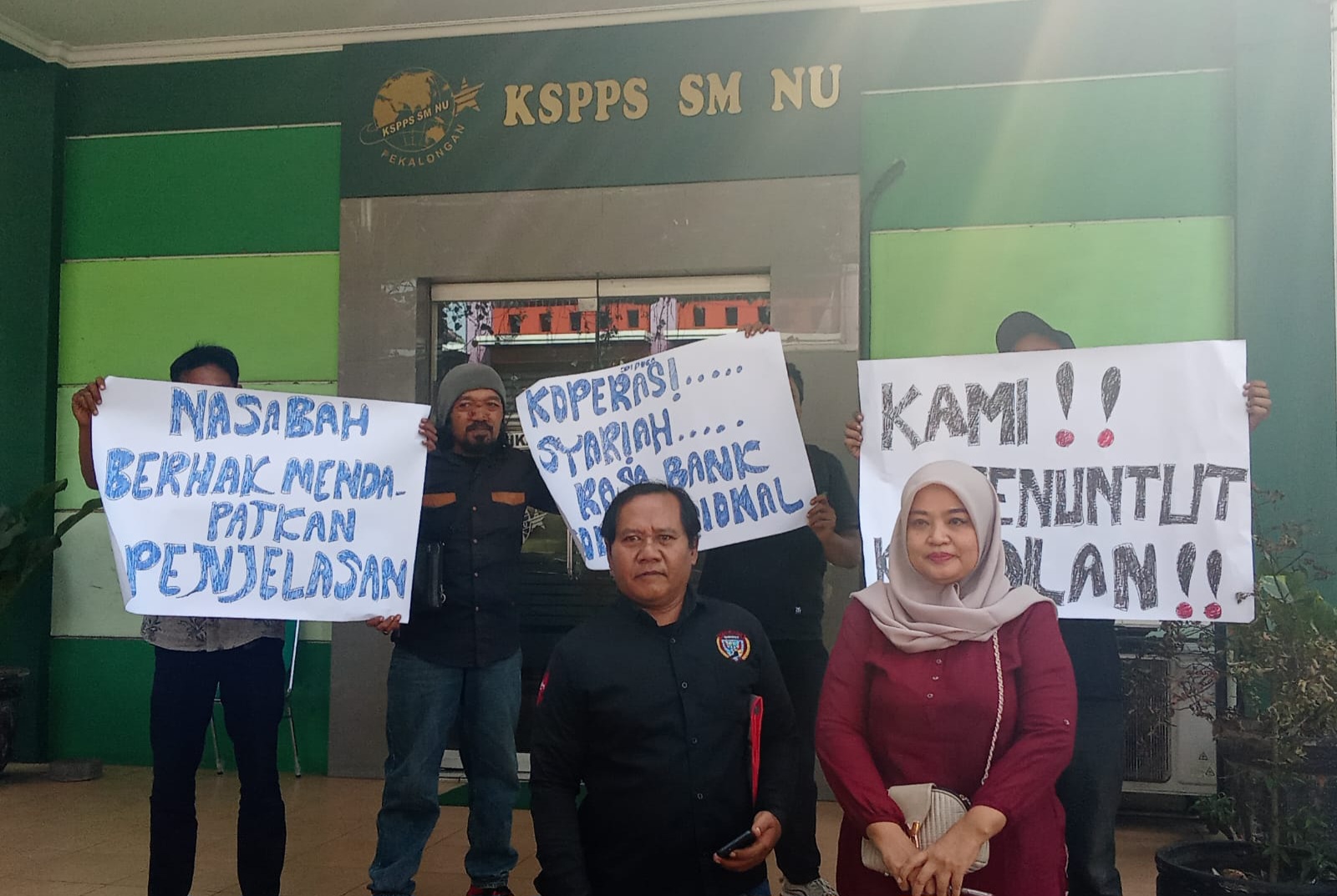 Agunan Hendak Dilelang, Nasabah Didampangi Puluhan Ormas Geruduk Kantor Koperasi 