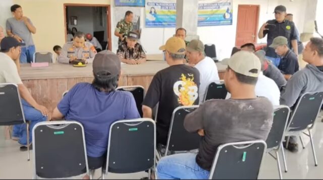 Ratusan Warga Sijambe Geruduk Balai Desa, Menuntut Mundur Sekretaris Desa