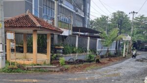 Warga Keluhkan Jalan Rusak dan Banjir di Sekitar UNIKAL, Minta Perhatian Pemerintah