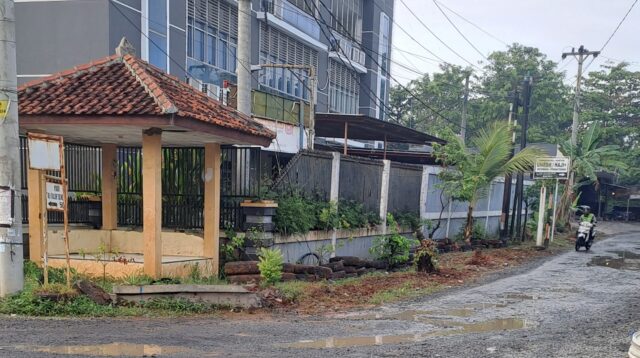Warga Keluhkan Jalan Rusak dan Banjir di Sekitar UNIKAL, Minta Perhatian Pemerintah
