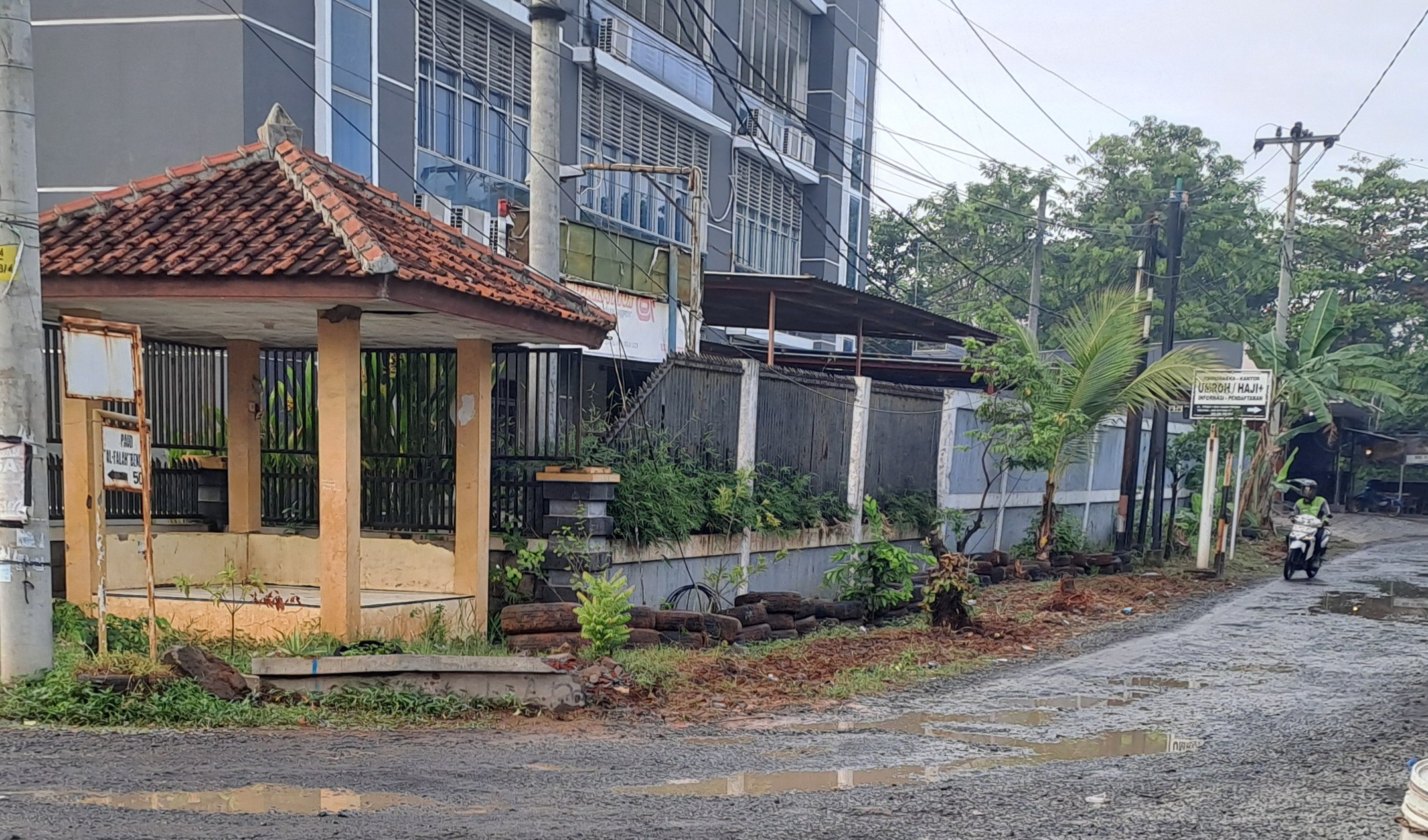 Warga Keluhkan Jalan Rusak dan Banjir di Sekitar UNIKAL, Minta Perhatian Pemerintah