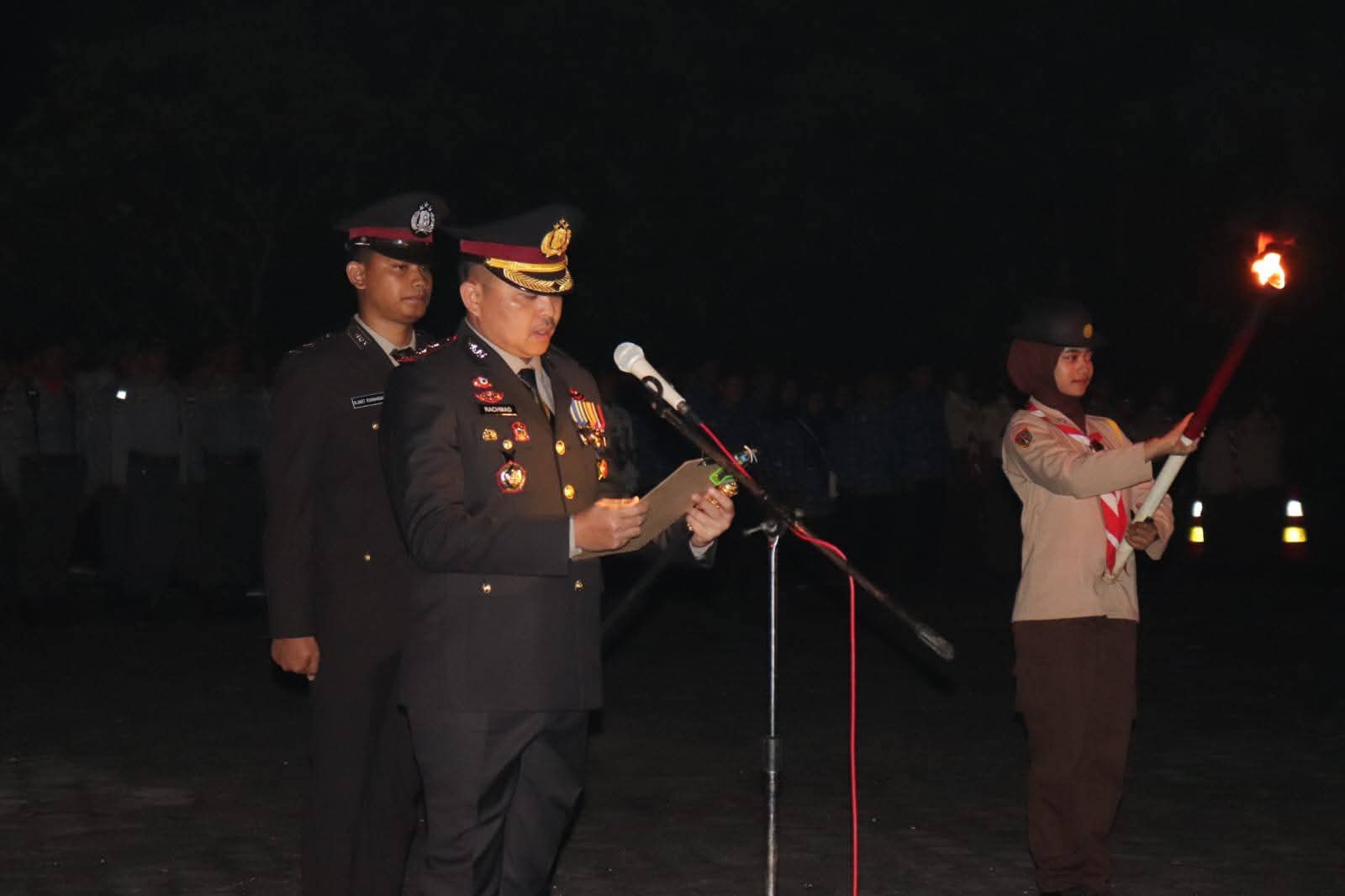 Kapolres Pekalongan AKBP Rachmad C. Yusuf Memimpin Apel Kehormatan dan Renungan Suci di TMP Pekalongan