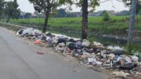 Jalan KH Ahmad Dahlan Pekalongan Kumuh, Warga Keluhkan Sampah Berserakan Berbau