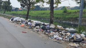 Jalan KH Ahmad Dahlan Pekalongan Kumuh, Warga Keluhkan Sampah Berserakan Berbau