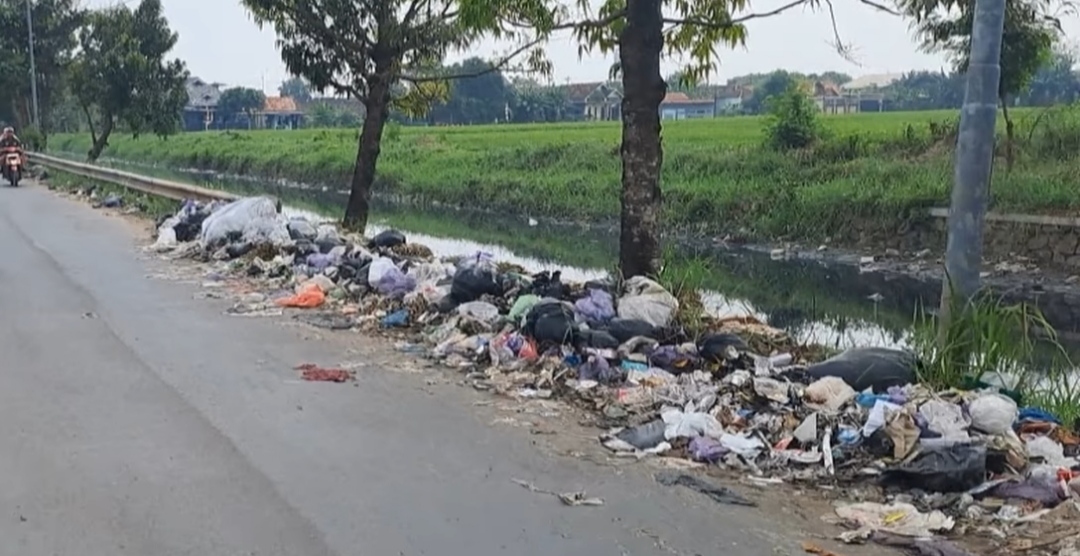 Jalan KH Ahmad Dahlan Pekalongan Kumuh, Warga Keluhkan Sampah Berserakan Berbau